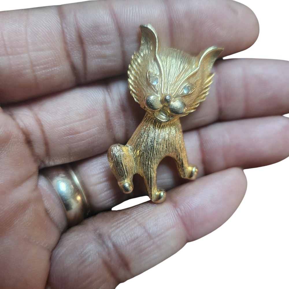 Vintage Gold Tone Textured‎ Sitting Cat Brooch Rhinestone Eyes Feline Pin